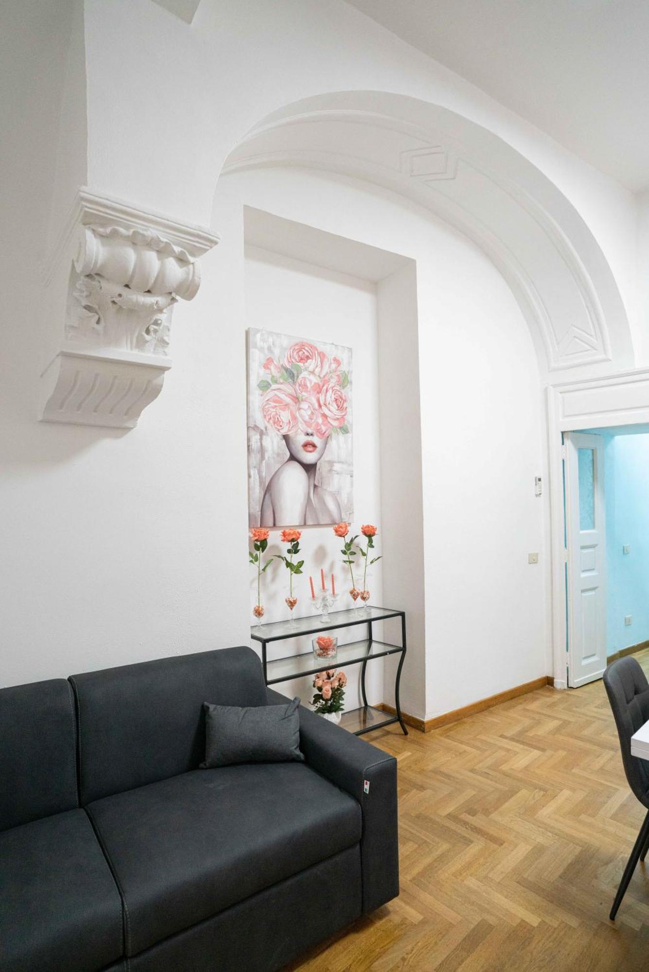 New In! Rose A Santa Lucia * Naples